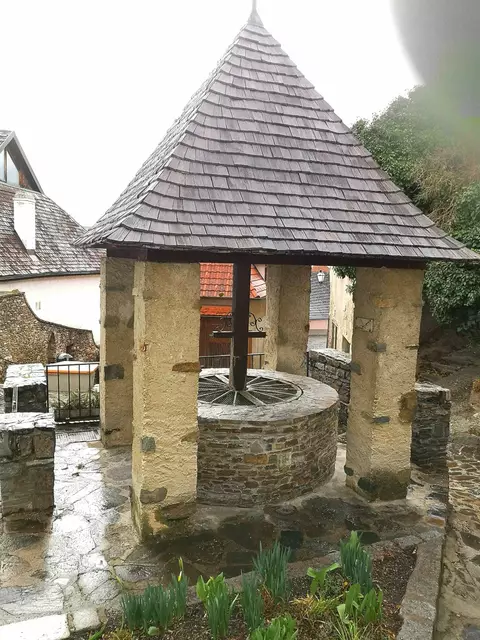 Ab 17:00 Uhr fließt der Wein aus dem Felsenbrunnen. | Foto: VG