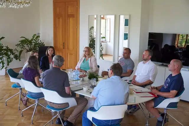 Bürgermeisterin Birgit Petross (links außen) und ihr Krisenstab in einer Besprechung.