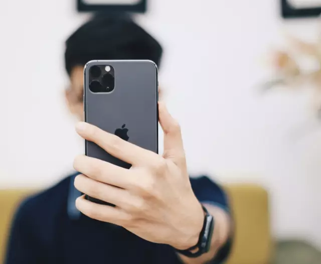 Ein Mann machte mit einem gestohlenem Smartphone ein Selfie. Über die Cloud landete die Abbildung beim Bestohlenen. (Symbolfoto) | Foto: Mukul_Joshi/Unsplash
