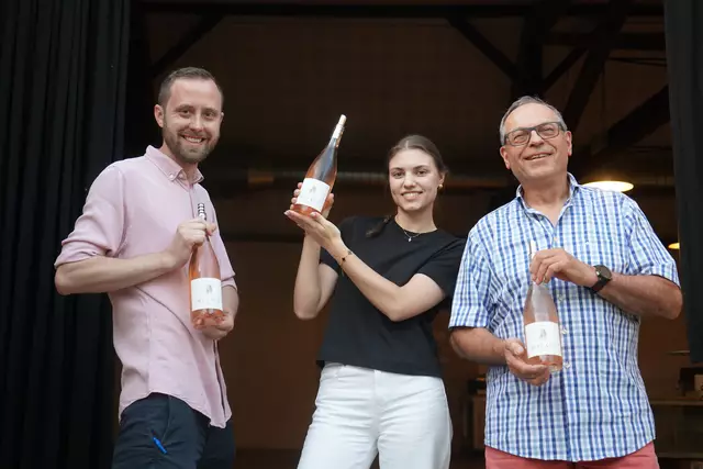 Günther Thil, Magdalena Wetschka und Gottfried Kast füllten die Gläser der Gäste beim Weinstammtisch "World of Rosé"  | Foto: Andrea Glatzer