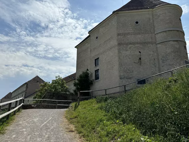 Das Schloss Neugebäude verschiebt seinen Jubiläumsball in den August. | Foto: Luca Arztmann/MeinBezirk