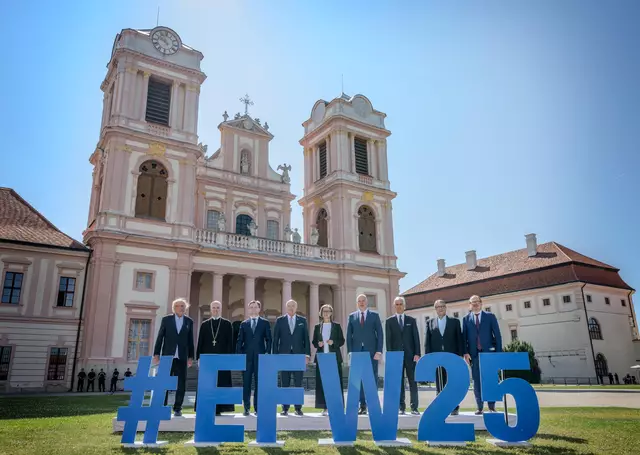 Von links nach rechts: Der Philosoph Peter Sloterdijk, der Göttweiger Abt Patrick Schöder, der Premierminister von Moldau Dorin Recean, Bundeskanzler Christian Stocker, Landeshauptfrau Johanna Mikl-Leitner, der Premierminister von Bulgarien Rossen Jeliazkov, der Präsident des Europa-Forums Michael Linhart, der ehemalige deutsche Vizekanzler Sigmar Gabriel sowie Andreas Schaal von der OECD. | Foto:  NLK Khittl