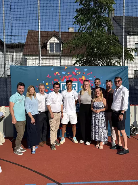 Stefan Hanke, Elke Paul, Reinhard Rössler, Christian Gepp, Fußballer Bernhard Zimmermann, Handballerin Johanne Reichert, Bernadette Haider-Wittmann, Gottfried Höfinger, Georg Köhldorfer und Martin Peterl sind von der modernen Sportanlage begeistert. | Foto: Stadtgemeinde Korneuburg