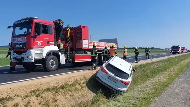 Der PKW hing im Straßengraben fest. | Foto: FF Waidhofen/Thaya