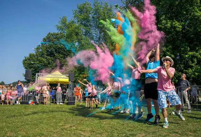Der Startschuss ist gefallen – das Farbpulver fliegt durch die Luft und bringt das Fest zum Leuchten | Foto: Olga Bereslavskaya