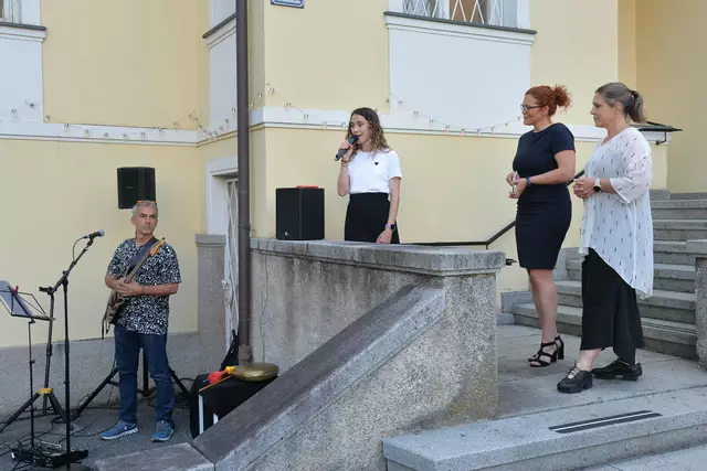 Kulturreferentin Theresa Schromm eröffnete die Schau. Rechts die Kuratorinnen Christine Gamper und Sandra Marsoun-Kaindl, links Musiker Frajo Köhle. | Foto: MG Telfs/Dietrich