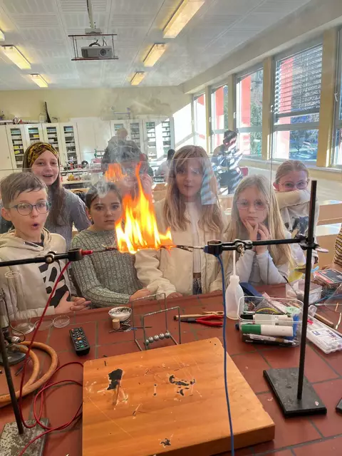 Die Volksschulkinder staunen über die chemischen Experimente. | Foto: Privat