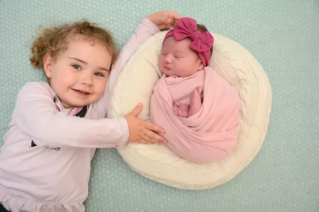 Name: Amelie-Rose
Geburtsdatum: 01.06.2025
Gewicht: 3470 g
Größe: 52 cm
Geschwister: Valerie
Eltern: Melanie Ulrich und Stephan Trummer aus Leoben | Foto: Babysmile