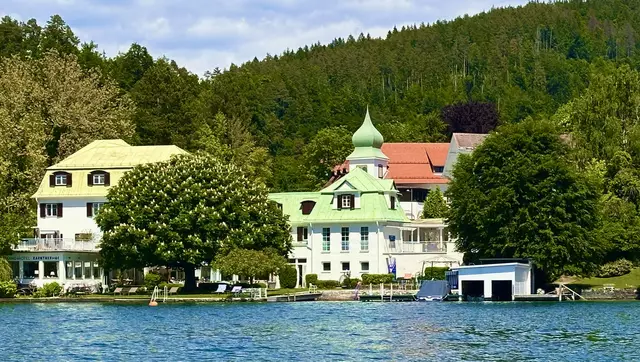 Ein Blick vom See auf den wunderschönen Kärntnerhof in Pörtschach ... | Foto: Strandhotel Kärntnerhof