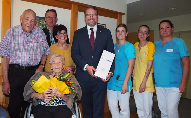 v.li.n.re.: Jubilarin Gertraude Neunteufel mit Gatte Anton Neunteufel, Hausleiter Claus Dobritzhofer, Gemeinderätin Christa Eberl, Vizebürgermeister Florian Kamleitner sowie den Seniorenbetreuerinnen Petra Koller, Vanessa Schweiger und Silvia Weidenauer  | Foto: Stadt Krems