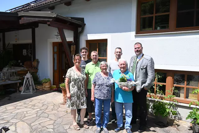 v.li.n.re.: Katharina Wölfl (Schwiegertochter), Lorenz Wölfl (Enkerl), Reinhard Wölfl (Sohn), Anna &amp; Walter Wölfl, Jürgen Schreferl (Ortsvorsteher), Bgm. Bmstr. Ing. Franz Holzer | Foto: Stadtgemeinde Gföhl