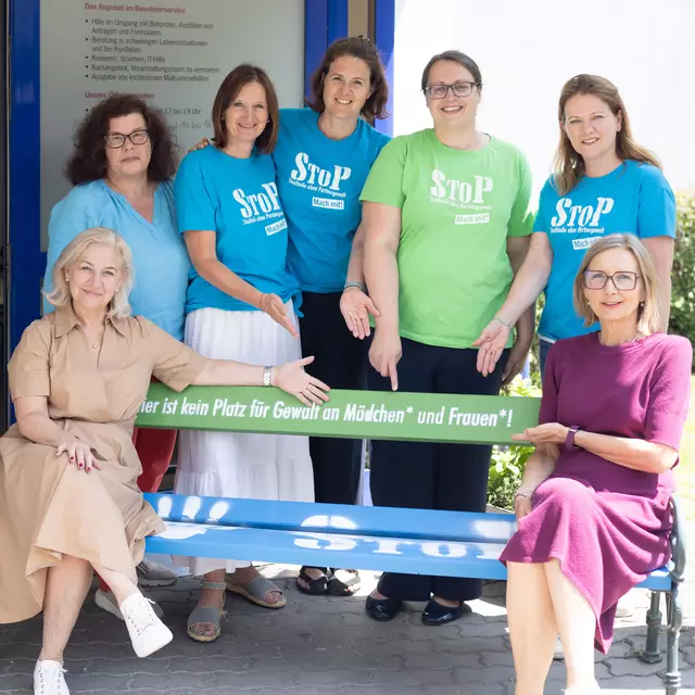 Das Präventionsprojekt StoP - Stadtteile ohne Partnergewaltist ist nun auch in Gnigl und Schallmoos aktiv.
Im Bild v.l.: Stadträtin Andrea Brandner; Doris Wlczek-Spanring, StoP Koordinatorin Salzburg und Lehen; Radwanovsky Birgit, StoP Koordinatorin Itzling; Keyser Eva StoP, Koordinatorin Salzburg Süd; Eva Engelits StoP', Koordinatorin Gnigl und Schallmoos; Neureiter Sylvia, StoP Koordinatorin Aigen und Parsch und Antje Kindler-Koch Stadtteil- und Quartiersarbeit Diakoniewerk. | Foto: wildbild