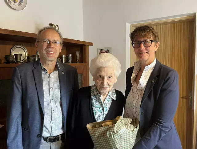 Hildegard Heissl wurde von Bürgermeisterin Sabine Promberger und Gemeindevorstand Hans Schilcher zum 100. Geburtstag beglückwünscht. | Foto: Gde. Ebensee