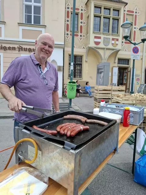 Grillmeister Michael mit den legendären Grill-Wildwürsteln vom Jäger Andi Grabner | Foto: Martha Günzl