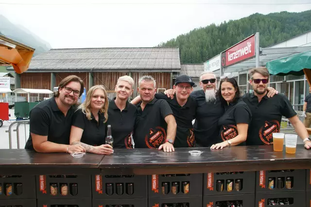 Das Team vlnr: Geri Hollaus, Angi Hinterreiter, Martina Hochstaffl, Charli Ausweger, Max Hochstaffl, Hans Peter Hochstaffl, Michelle & Alex Werner. | Foto: Pinzgau Bräu