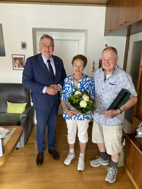 Stadtrat Franz Dinhobl gratulierte Engelbert und Margareta Steiner zur Eisernen Hochzeit. | Foto: Stadt Wiener Neustadt/Weller