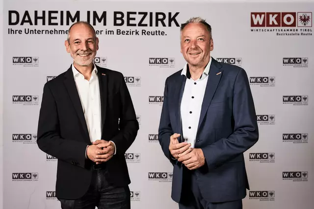 Christian Strigl (li.) wurde für weitere fünf Jahre als Bezirksstellenobmann der Wirtschaftskammer Reutte bestätigt. Ihm zur Seite steht Bezirksstellenleiter Wolfgang Winkler.
 | Foto: Dominik Somweber 