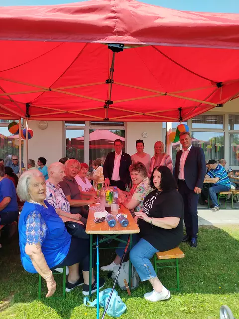 Die ältere Generation Welserinnen und Welser ließ es sich beim Sommerfest der Generationentreffs in Puchberg bei Grillhendl, Musik und Sonnenschein gut gehen.