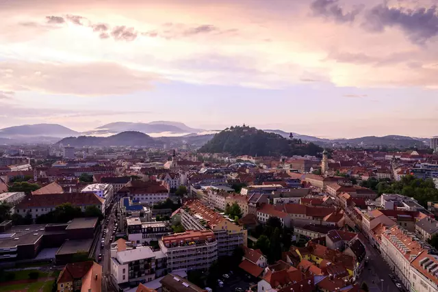 Die Kessellage der steirischen Landeshauptstadt in Kombination mit zunehmender Versiegelung macht Graz anfällig für Starkregen und Hochwasser. | Foto: Region Graz - pixelmaker