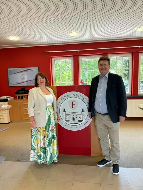 Raiffeisen Vorstandsdirektor Karl Kornhofer kam als Gratulant in die FirmenBurg. | Foto: Peter Seper