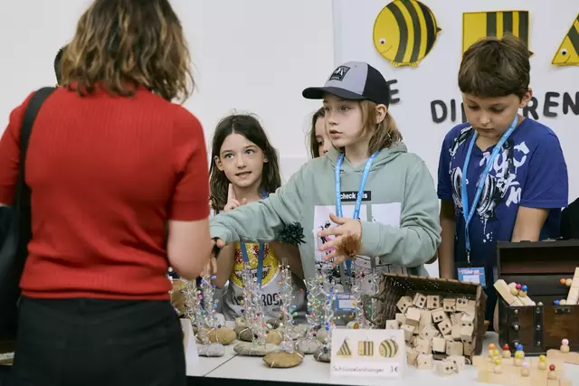 An Marktständen verkaufen die Kinder ihre selbstgebastelten Produkte. | Foto: Lydia Naomik