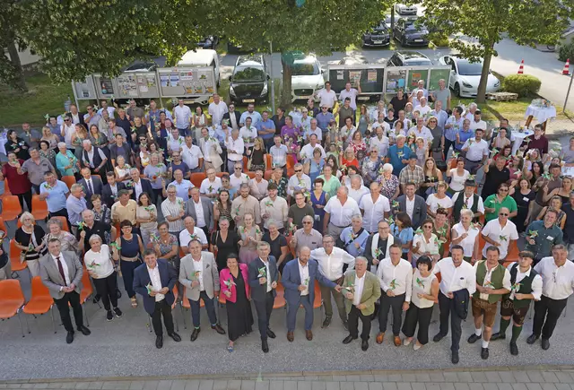 Ein Symbol für Nachhaltigkeit und Energieeffizienz: Das Gruppenfoto mit den Gästen und ihren Windrädern  | Foto: Roman Schmidt