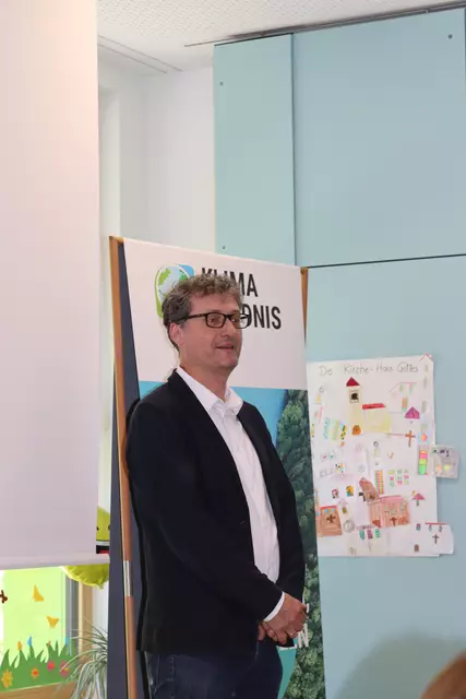 Andrä Stigger vom Klimabündnis Tirol begrüßte.  | Foto: Elisabeth Zangerl