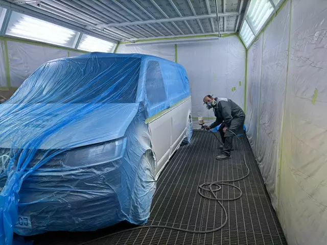 Ein Blick in die Lackiererei des Autohauses Koglbauer. Jede Farbe ist möglich und wird professionell aufgetragen. | Foto: MeinBezirk