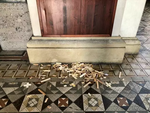 In der Antonskirche sollen Unbekannte sämtliche Gedenkkreuze für Verstorbene von der Wand gerissen und diese zerstört haben. | Foto: Plattform Christdemokratie