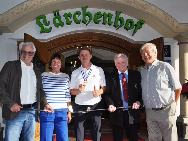 Bgm. Gerhard Obermüller, Maria Venzl, Europameister Christoph Kogl, GCC-Präsident Martin Unterrainer und Alfred Hiebl beim Empfang am Lärchenhof