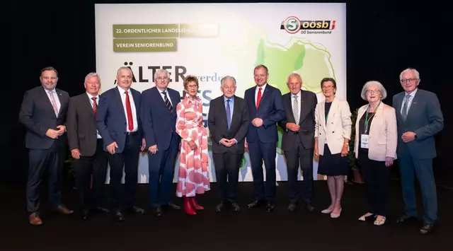 Das neue Präsidium mit den Ehrengästen.
Präsidentin des österreichischen Seniorenbundes LAbg. Ingrid Korosec und Landeshauptmann Mag. Thomas Stelzer links und rechts von Landesobmann LH a.D. Josef ühringer gemeinsam mit den Landesobmann-Stellvertretern (v.l.n.r.) Konsulent Johann Feizlmayr; Bgm a.D. Leopold Wipplinger; LAbg. a.D. Hans Hingsamer; Konsulentin Josefine Richter; Ursula Voglsam; LAbg. Arnold Weixelbaumer und Finanzreferent LH-Stv. a.D. Franz Hiesl (rechts von Stelzer) und Landesgeschäftsführer Bundesrat Franz Ebner (links). | Foto: OÖ Seniorenbund
