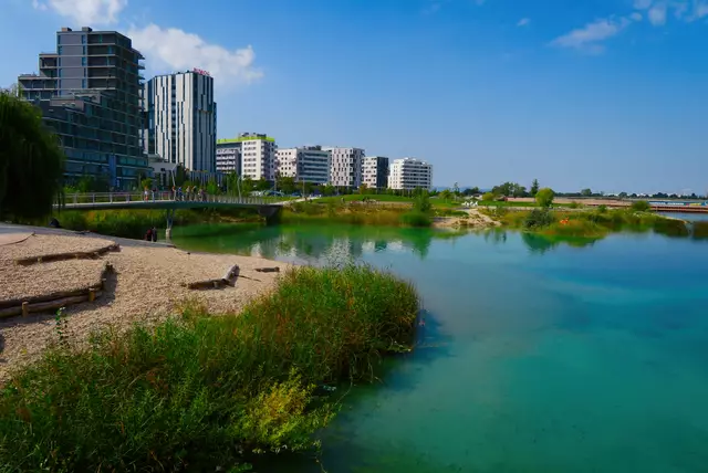Wie behindertengerecht ist die Seestadt Aspern? Das wollte Journalist Dominic Schmid herausfinden.  | Foto: Liselotte Fleck