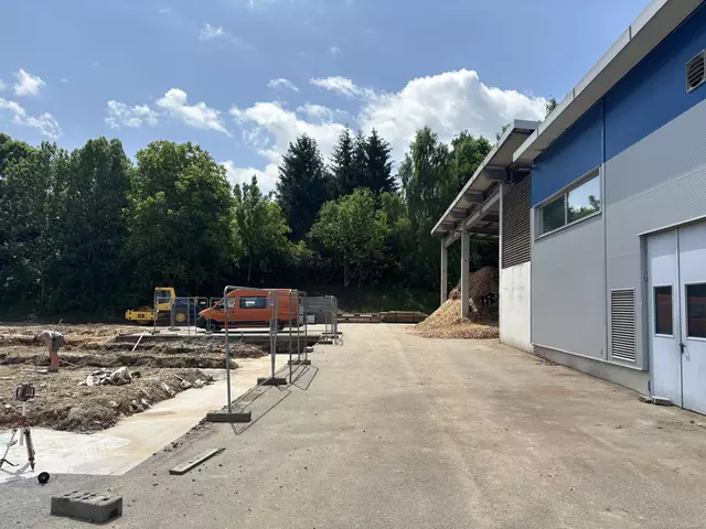 Blick auf die Baustelle, nebenan das bestehende Heizwerk | Foto: Daniel Schmidt
