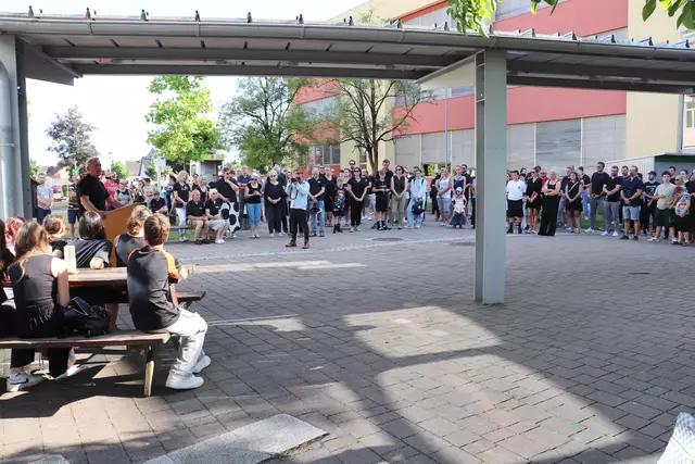 Zusammenkommen, zusammenstehen, zusammenhalten und gemeinsam das Unfassbare bewältigen zu versuchen - Kalsdorf zeigte Solidarität mit den Opfern und deren Familien. | Foto: Edith Ertl