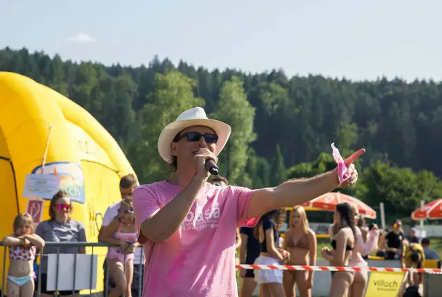 Martin Mittersteiner, Diversitäts- und Jugendbeauftragter, eröffnet das HoliFest-Festival | Foto: Olga Bereslavskaya