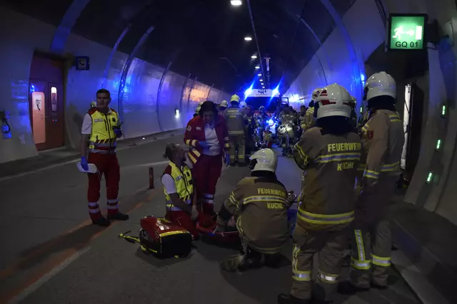 Im Nebentunnel wurde eine provisorische Krankenstation eingerichtet. Dort wurden die „verletzten Personen“ von den Einsatzkräften des Roten Kreuz versorgt.  | Foto: Theresa Vogl