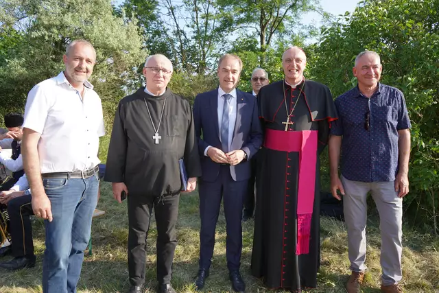 Bei der feierlichen Segnung der Gedenkstätte in Deutsch Jahrndorf: Bürgermeister Gerhard Bachmann, Erzabt Cirill Tamás Hortobágyi, Landesrat Leonhard Schneemann, Diözesanbischof Ägidius Zsifkovics und der Künstler Daniel Bucur | Foto: Andrea Glatzer
