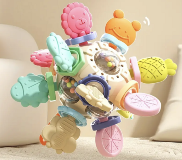 Es besteht das Risiko, dass sich beim Spielen mit dem Activity Ball Kleinteile lösen können, die von Kindern leicht verschluckt werden und dabei die Atemwege blockieren können. | Foto: © TEMU