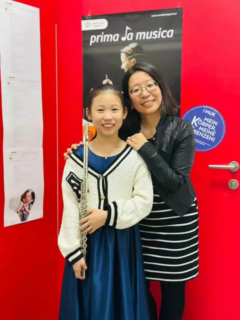 Emiliy Sun auf der Querflöte mit ihrer Lehrerin Yalin Chen. | Foto: LMS Enns