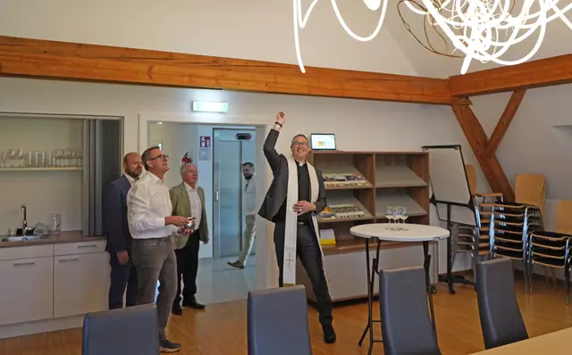 Feierliche Segnung der neuen Arbeitsräume mit Pfarrer Markus Schöck. | Foto: Roman Schmidt