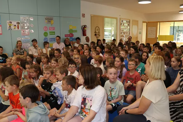 Zur Siegerehrung sind alle Schulkolleginnen und Schulkollegen gekommen.  | Foto: Elisabeth Zangerl