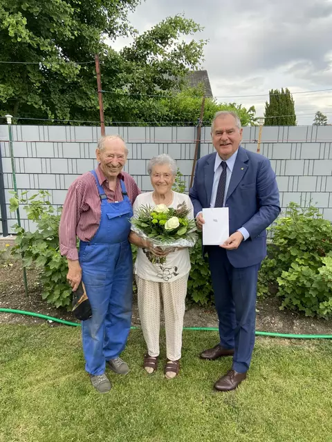 Anna Ferscha (Mitte) feierte ihren 90er. | Foto: Stadt Wiener Neustadt/Weller