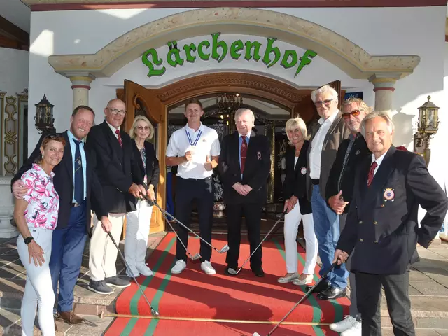 Ein roter Teppich und ein Spalier für den frischgebackenen Golf-Europameister Christoph Kogl vor dem Lärchenhof