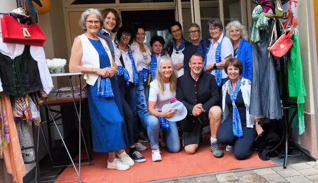 Die erfolgreichen Organisatorinnen vom Soroptimistclub Hermagor mit Johannes Smole, dem Obmann der Gailtaler Speckbauern.  | Foto: Soroptimist Club