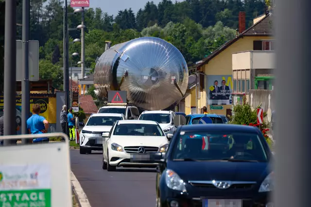 Mühsam quälte sich der Schwertransport mit dem riesigen Speicher durch Sattledt. | Foto: laumat.at