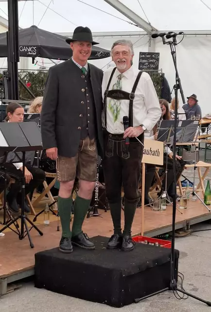 Neben Kapellmeister Vinzenz Keimel (re.) dirigierte auch der Bürgermeister der Gemeinde Ramsau am Dachstein Hannes Uttinger einen Traditionsmarsch.  | Foto: MV Kraubath