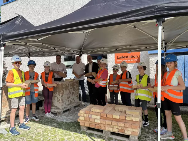 An zwei Tagen konnten an die 400 Kinder bei der Erlebniswelt Baustelle in der Wirtschaftskammer Reutte Bauarbeiterluft schnuppern.