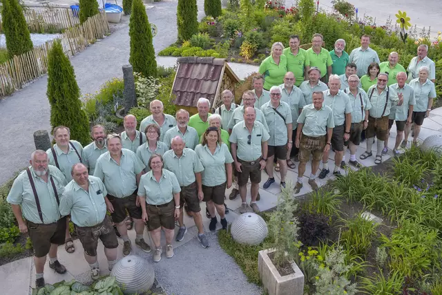 Mitwirkende der zehn Sieldervereine des ÖSV Schärding auf der Landesgartenschau Schärding mit Bezirksobmann Sepp Kager (links). | Foto: Markus Zechbauer/zema-medien.de