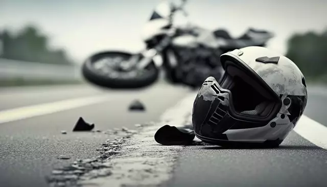 Der Motorradfahrer stürzte und zog sich Verletzungen unbestimmten Grades zu. | Foto: stock.adobe (Symbolbild)