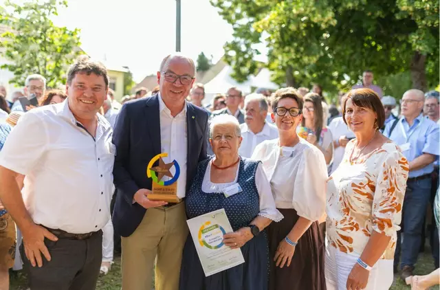 LH-Stv. Stephan Pernkopf überreichte Dorfheldin Elisabeth Edelbacher aus Emmersdorf die Trophäe. Insgesamt erhielten mehr als 120 Dorfhelden eine Auszeichnung. Elisabeth Edelbacher hat über viele Jahre hinweg als engagierte Tourismus- und Fremdenführerin ihr umfassendes Wissen über die Häuser und Geschichte der Gemeinde weitergegeben und so das kulturelle Erbe lebendig gehalten. Mit großer Hingabe war sie zudem lange Zeit ehrenamtlich als Mesnerin in der Magdalenenkapelle und in der Hauptkirche tätig und hat damit einen unschätzbaren Beitrag zum Gemeinschaftsleben geleistet: Bürgermeister Georg Ertl, LH-Stv. Stephan Pernkopf, Elisabth Edelbacher, GR Magdalena Steindl und Obfrau Maria Forstner. | Foto: Benjamin Wald